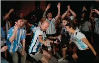  ?? ?? Fans celebrate the arrival of the Argentina team outside their base camp in Doha on Thursday. — afp