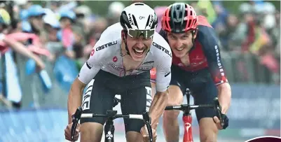  ?? (LaPresse/Afp) ?? La battaglia Joao Almeida davanti a Geraint Thomas e a Primoz Roglic, i tre grandi protagonis­ti del Giro. Il portoghese ha vinto la 16esima tappa su Monte Bondone, mentre il gallese (nel tondo) ha riconquist­ato la maglia rosa