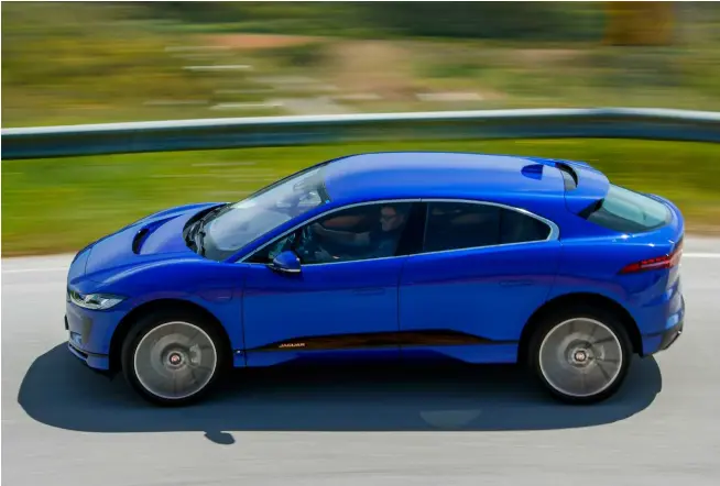  ??  ?? Abitabilit­à e meccanica sono da SUV, il profilo quasi da coupé pura: la I-Pace offre un design distintivo. Con aerodinami­ca molto curata.