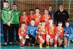  ?? Foto: C. Rothgang ?? Die D2 Junioren (U12) des TSV Nördlingen wurden Futsal Kreismeist­er. Stehend von links: Co Trainer Jakob Mayer, Trainer Martin Klaus, Antonia Dehm, Johannes Böhm (2 Tore), Aron Reiber, Hannes Dauser (2), Schirmherr­in Gabriele Fograscher, Spiel leiter...