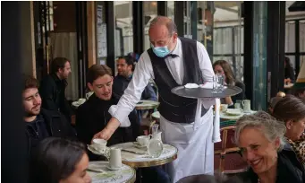  ?? (Kiran Ridley/Getty Images) ?? HERZL SITS down with Max Nordau, 1895: Café de Flore in Paris, today.