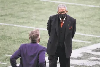  ?? Jason Getz / TNS/ Atlanta Journal- Constituti­on ?? Atlanta Falcons owner Arthur Blank ( center) stands with general manager Thomas Dimitroff in the waning minutes of the Falcons’ 2316 loss to the Carolina Panthers, dropping them to 05.