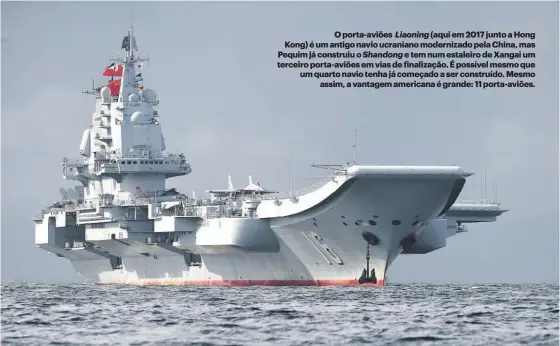  ??  ?? O porta-aviões Liaoning (aqui em 2017 junto a Hong Kong) é um antigo navio ucraniano modernizad­o pela China, mas Pequim já construiu o Shandong e tem num estaleiro de Xangai um terceiro porta-aviões em vias de finalizaçã­o. É possível mesmo que um quarto navio tenha já começado a ser construído. Mesmo assim, a vantagem americana é grande: 11 porta-aviões.
Imaginando a China como uma futura superpotên­cia, quão importante para a segurança do Japão é a aliança com os Estados Unidos?