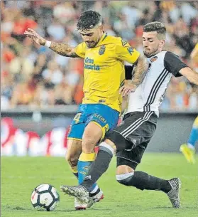  ?? FOTO: EFE ?? Tana, en Mestalla El centrocamp­ista protagoniz­a el enésimo lío en la UD Las Palmas
