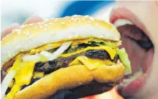  ?? FOTO: DPA ?? 85 Minuten Fußball spielen – und die Kalorien eines Burgers und einer Cola wären wieder verbraucht.