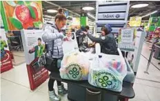  ?? Bloomberg ?? A customer at a Perekresto­k supermarke­t in Moscow. Retail sales last month extended a record stretch of declines, once again bucking gains in real wages and disposable incomes.