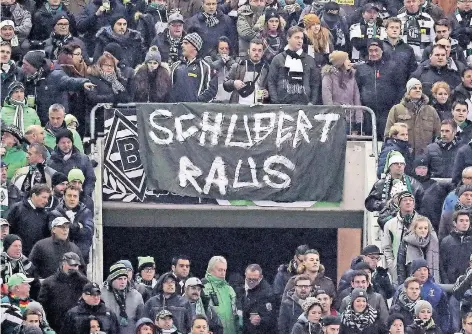  ?? FOTO: IMAGO ?? Volkes Stimme wendet sich immer wieder gegen Trainer, wie hier im Vorjahr auf diesem Plakat gegen den damaligen Gladbacher Coach André Schubert.