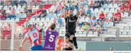  ?? ERASMO FENOY ?? De la Calzada atrapa el balón durante el Algeciras-Real Jaén.