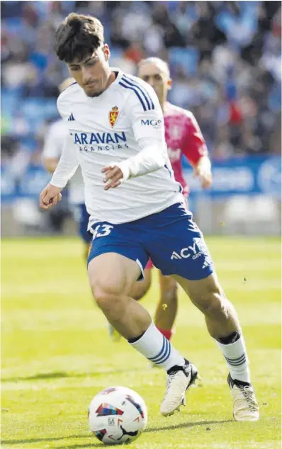  ?? Miguel Ángel Gracia ?? Adrián Liso conduce el balón en el partido ante el Tenerife.