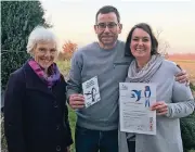  ?? F.: SKIBA ?? Ulrike Silberbach (l.) hat Matthias Küppers und Claudia Butzi die Plakette persönlich überreicht.