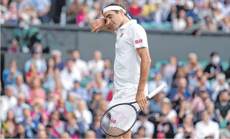  ?? FOTO: JOHN WALTON/DPA ?? Roger Federer bei seinem 13. und wohl auch letzten Spiel im Jahr 2021. Im Viertelfin­ale von Wimbledon musste er eine bittere 3:6, 6:7 (4:7), 0:6-Niederlage gegen den Polen Hubert Hurkacz quittieren.