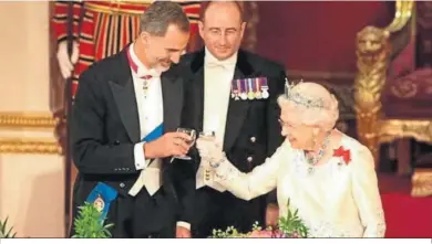 ?? ?? Brindis en la recepción oficial ofrecida por Isabel II a los Reyes de España en el palacio de Buckingham en 2017.