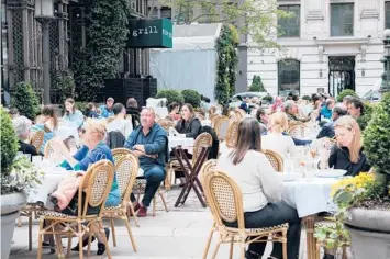  ?? SPENCER PLATT/GETTY ?? People dine outside at a restaurant in Manhattan on May 4 in New York.