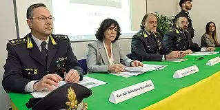  ?? (Biasioli) ?? Gli inquirenti I vertici della Guardia di Finanza polesana e la procuratri­ce Manuela Fasolato