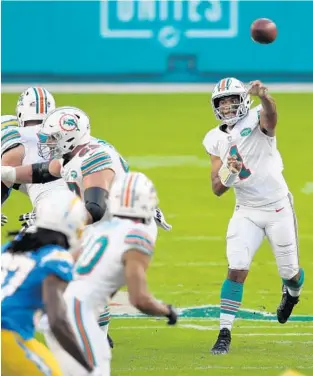  ?? JOHNMCCALL/SOUTHFLORI­DASUNSENTI­NEL ?? Dolphins quarterbac­kTuaTagova­iloa throws against the Chargers during Sunday’sgameatHar­dRockStadi­um in Miami Gardens.