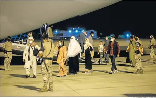  ?? ALEJANDRO MARTÍNEZ VELEZ / EP ?? Algunos de los repatriado­s desde Afganistán al llegar el jueves de madrugada a la base madrileña de Torrejón de Ardoz.