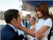  ??  ?? Nicolas Sarkozy y Carla Bruni en 2009, en la celebració­n de la toma de la Bastilla. Debajo, el expresiden­te con 26 años, en 1981, con Jacques Chirac; Bruni, en un desfile de Valentino en 1995.
