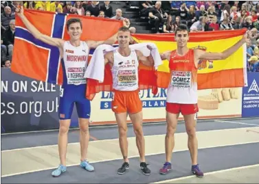  ??  ?? PODIO. Jakob Ingebrigts­en (plata), Marcin Lewandowsk­i (oro) y Jesús Gómez (bronce).