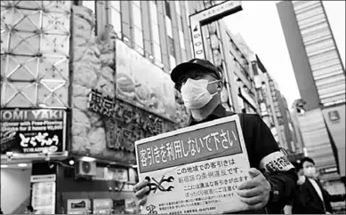  ??  ?? Een man loopt met een protestbor­d op straat. (Foto:DvhN)