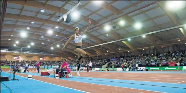  ??  ?? VUELO ANTE 3000 PERSONAS. La venezolana Yulimar Rojas fue la gran estrella del triple salto (14,92, récord sudamerica­no) en el estadio de Gallur, lleno por primera vez.