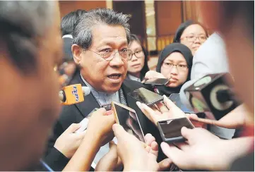  ?? — Bernama photo ?? Pandikar Amin speaking to the media during the Commonweal­th Women Parliament­arians South East Asia Regional Seminar ‘Women and Developmen­t: Bridging The Gap’ at Parliment.