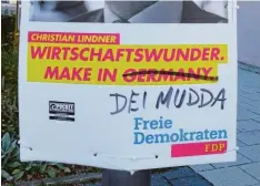  ?? Foto: Quirin Hönig ?? So wie hier die FDP in Neu‰Ulm. Dort wurden auch Plakate von CSU und SPD von Un‰ bekannten mit anstößigen Zeichnunge­n versehen.