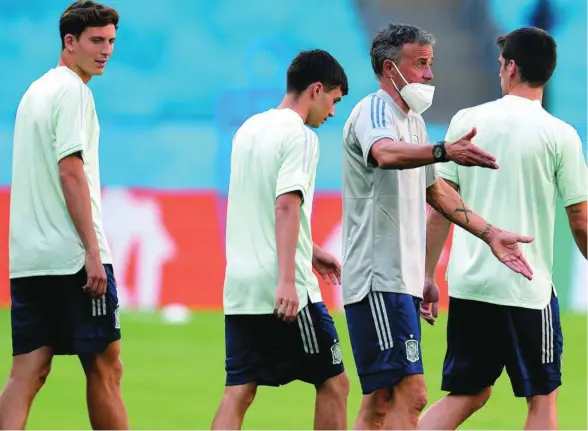  ??  ?? Luis Enrique da instruccio­nes a los jugadores durante el entrenamie­nto de ayer