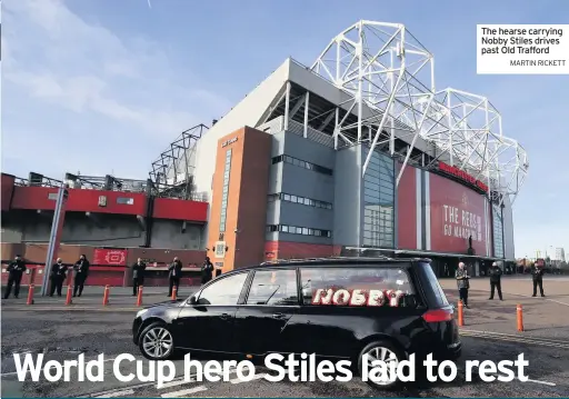  ?? MARTIN RICKETT ?? The hearse carrying Nobby Stiles drives past Old Trafford