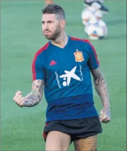  ??  ?? CAPITÁN. Sergio Ramos en un entrenamie­nto en Las Rozas.