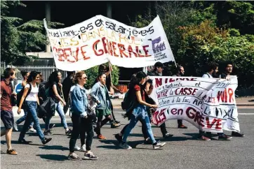  ??  ?? Victor Mendez à la tête de la manif rejoignant le lycée Joliot-Curie de Nanterre, le 22 mai