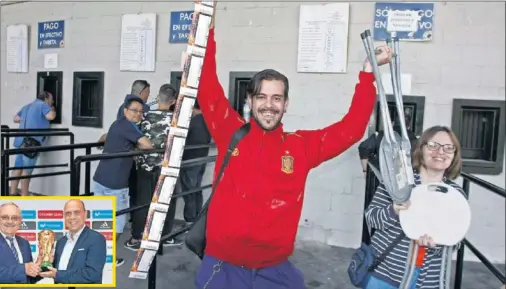  ??  ?? ENTRADAS AGOTADAS. El Rico Pérez se llenará y la afición apoyará a la Selección. A la izquierda, el alcalde de Alicante, Gabriel Echávarri.