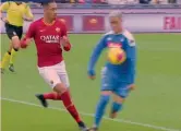  ??  ?? Roma-Napoli 11ª giornata Rocchi non può vedere che Callejon si aggiusta il pallone col braccio. Il Var lo richiama, lui dopo aver visto le immagini fischia il penalty