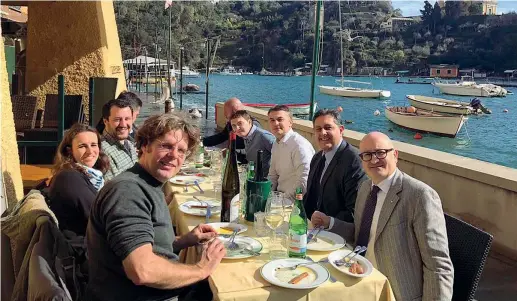  ??  ?? Portofino La foto del pranzo postata ieri su Twitter dal governator­e ligure Giovanni Toti, 49 anni