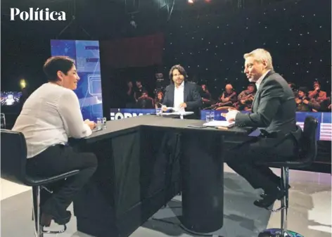  ?? FOTO: JOSE LUIS MUÑOZ ?? ►► Beatriz Sánchez y Alberto Mayol en el debate de la noche del miércoles.