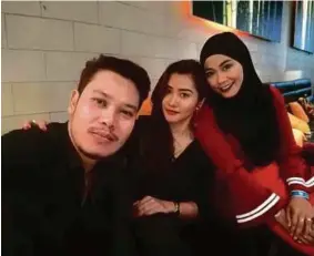  ??  ?? EREMA (tengah) bersama Salma.