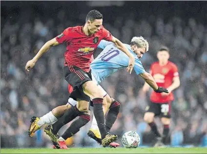  ?? FOTO: GETTY ?? Agüero y Matic disputan un balón en el derbi en el Etihad