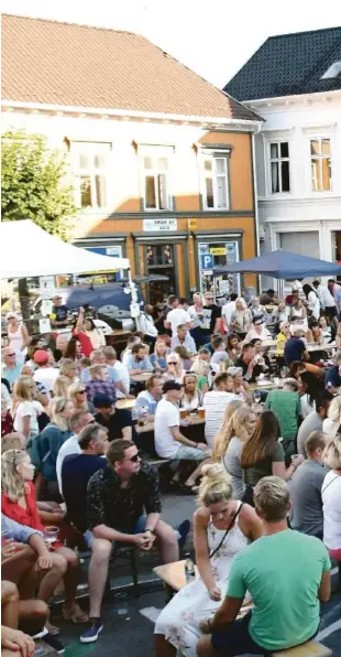  ??  ?? KONSERT: Da bandet Popjam gikk på scenen var det fylt opp rundt bordene på Torvet