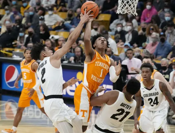  ?? David Zalubowski, The Associated Press ?? Tennessee guard Kennedy Chandler, center, drives to the rim between Colorado guard KJ Simpson, left, and forward Evan Battey in the first half Saturday in Boulder.