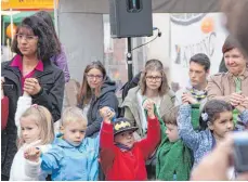  ??  ?? Die Besucher der Kinderkirc­he singen und tanzen.