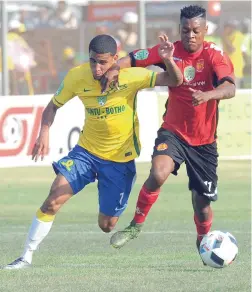  ?? BACKPAGEPI­X ?? NO QUARTER GIVEN: Richard Matloga, right, of Highlands Park tries to hold off Keagan Dolly, left, of Mamelodi Sundowns during their cup clash on Sunday.