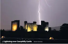  ?? Steven Gronow ?? > Lightning over Caerphilly Castle