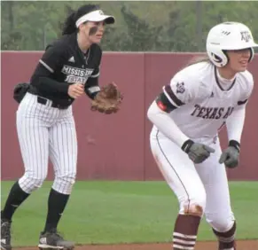  ?? (Photo by Danny P. Smith, SDN) ?? Texas A&M baserunner Sarah Hudek, right, takes her lead off second base as Mississipp­i State’s Calyn Adams sneaks in behind her.