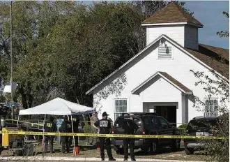  ?? Nick Wagner/Austin-American Statesman/Associated Press ?? Policiais isolam igreja em Sutherland Springs (Texas) onde atirador abriu fogo ontem