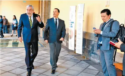  ??  ?? Enrique Graue en la Antigua Escuela de Medicina, donde se celebró sesión del Consejo Universita­rio.