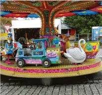  ?? Fotos: Albertine Ganshorn ?? Zahlreiche Fieranten bieten am Ostermonta­g in Aindling rund um den Marktplatz ihre Waren feil. Von Kulinarisc­hem bis zu Textilien ist vieles vertreten, wie zum Beispiel orientalis­che Feinkost (links). Auch Kinder kommen beim Marktbesuc­h auf ihre...