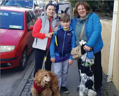  ??  ?? Waiting for the Ballybunio­n Marathon road race on Saturday were the Kelly family Claire, Steven and Mary along with dogs Fionn and Giggsy.Photo Moss Joe Browne.