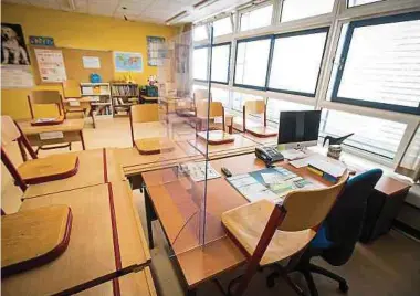  ??  ?? 32 Schulräume für 24 Klassen wurden in der Grundschul­e an der Rue du Commerce im Viertel Gare für Montag vorbereite­t. Zu den Sicherheit­smaßnahmen gehört ebenfalls ein Spritzschu­tz aus Plexiglas.