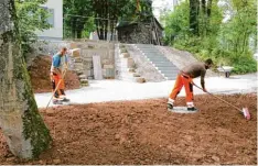  ?? Foto: Julian Leitenstor­fer ?? Derzeit legen Mitarbeite­r des Bauhofes die Grünanlage­n um den restaurier­ten Herko mer Brunnen wieder an.