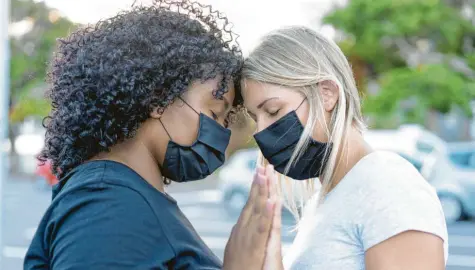  ?? Foto: Sabrina/adobe.stock.com (Symbol) ?? Zwei junge Frauen mit Mund‰Nase‰Schutz in einem innigen Moment. Am Montag beginnt die internatio­nale Woche gegen Rassismus.