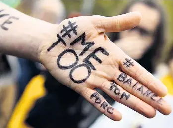  ??  ?? Die Kampagne gegen sexuelle Belästigun­g hat vor allem in den sozialen Medien stattgefun­den. Mancherort­s gingen Frauen auch auf die Straße (im Bild: Paris).